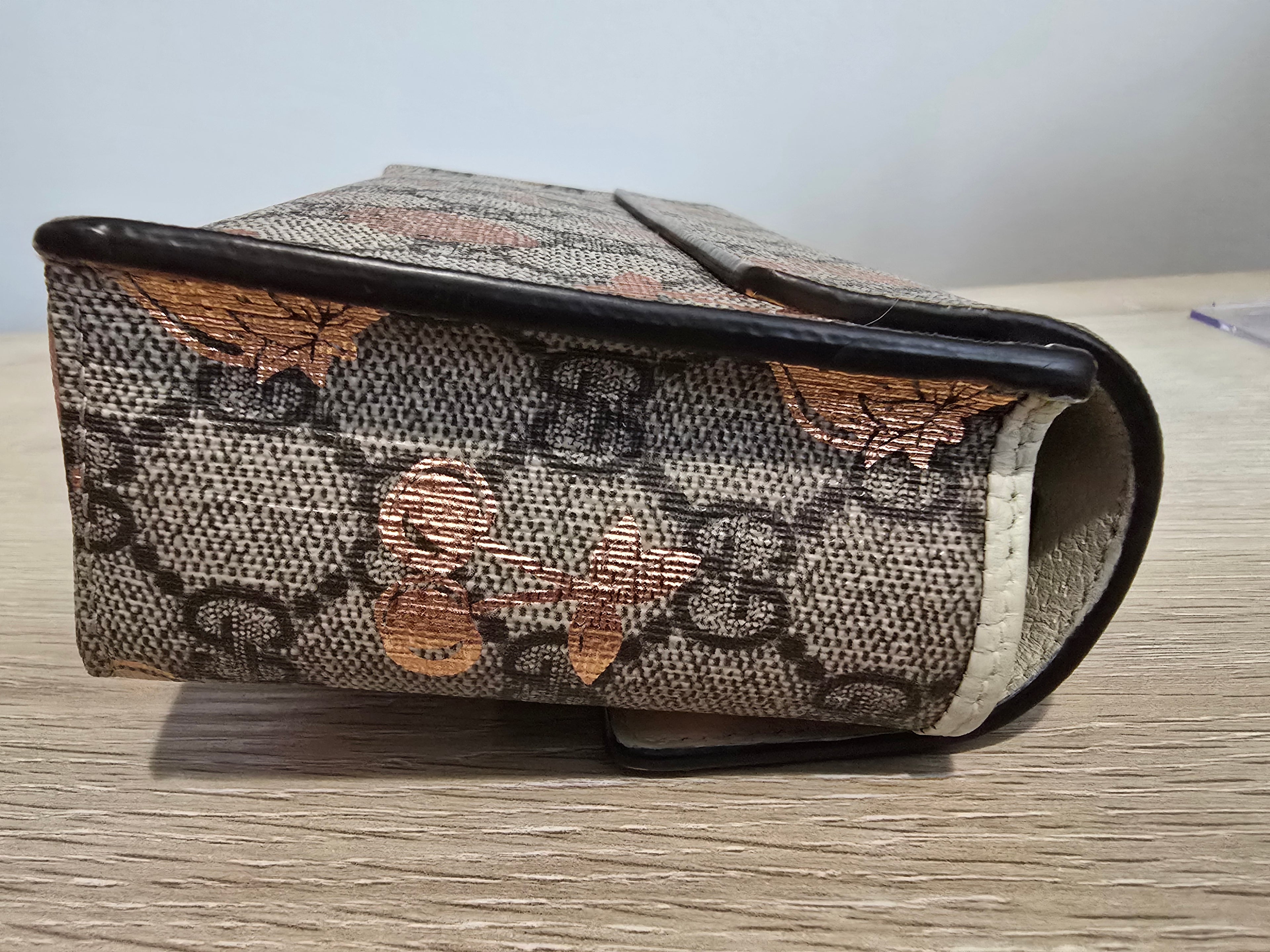 Gucci GG Supreme Monogram Berry Mini Shoulder Bag