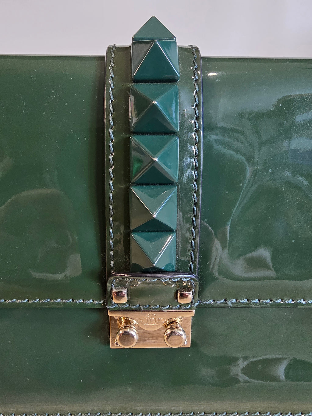 Valentino Garavani Rockstud Glam Lock Shoulder Bag Green Patent Leather Gold Hardware Chain Strap