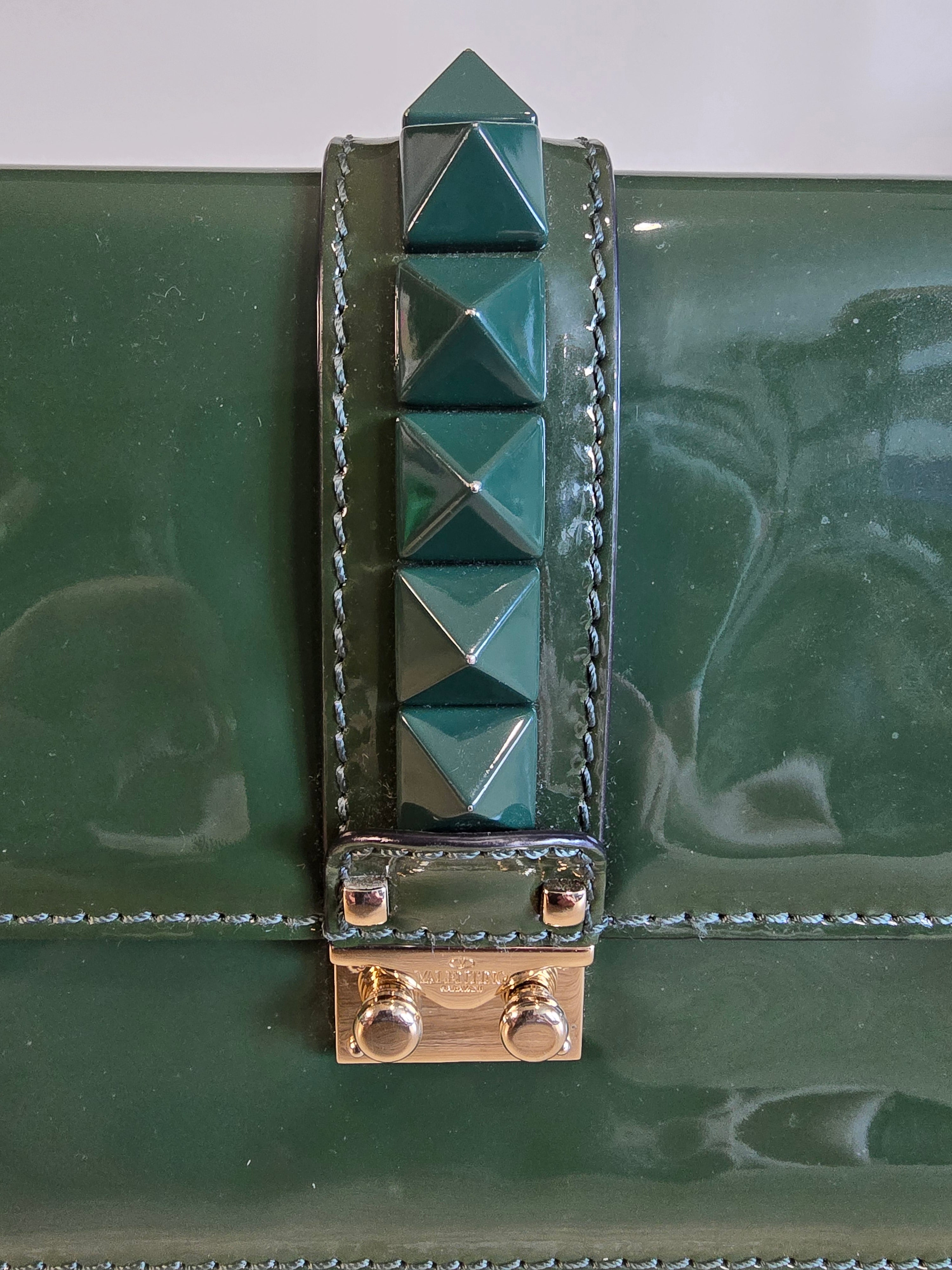 Valentino Garavani Rockstud Glam Lock Shoulder Bag Green Patent Leather Gold Hardware Chain Strap